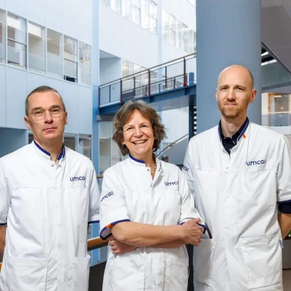 Portret van drie arts-onderzoekers in een ziekenhuisomgeving.